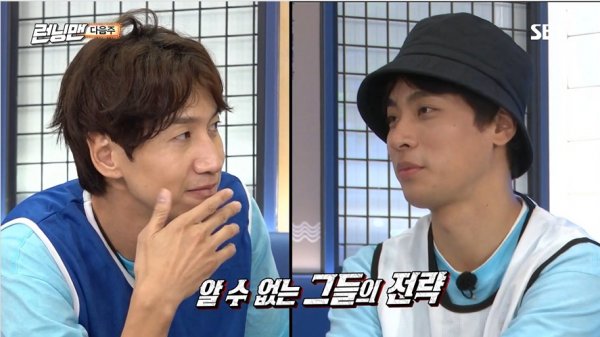 The film Tazza: The High Rollers: One Eyed Jack Park Jung-min, Choi You-Wha and Lim Ji-yeon will appear on SBS [Running Man] at 5 p.m. on August 25 (Sunday).Tazza: The High Rollers: One Eyed Jack is a film about Tazza: The High Rollers who gathered for a One Eyed Jack card of opportunity to change their lives.The show, which will be broadcast on the side of God of Winning, Dont Trust Anyone, will feature Park Jung-min, Choi You-Wha and Lim Ji-yeon, who will play a game that will not be able to back down with Running Man members.Above all, legendary Tazza: Park Jung-min as Doilchul, the son of The High Rollers unrequited, and Lim Ji-yeon as a multiplayer Anglo-American with excellent acting ability are expected to reunite with Lee Kwang-soo as the first magpie of Shuffle and show a fantastic team play in [Running Man].Here, Choi You-Wha, who plays Madonna, a Mystery character who confuses the One Eyed Jack team, will be added to give viewers more fun.Three Tazza: The High Rollers and Running Man members struggling to catch a chance of betting, given only once, in a world of fiercely unpredictable games ahead of them.Unpredictable games of those who are playing a high psychological war to become the last winner will catch the attention of viewers.The film Tazza: The High Rollers: One Eyed Jack, which is more anticipated with news of Park Jung-min, Choi You-Wha and Lim Ji-yeons appearance on SBS [Running Man], will be released on September 11th.