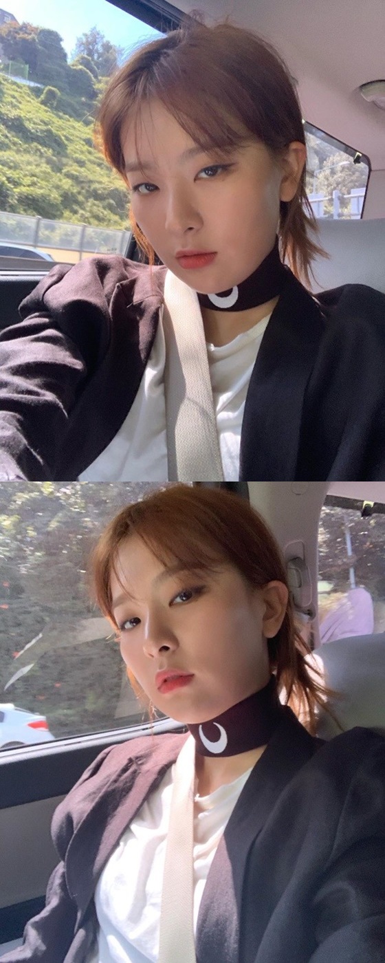 Seulgi of girl group Red Velvet showed off her sexy charm with her eyes.On the afternoon of the 23rd, Seulgi posted several photos taken in his car while on the move with an article Hi on his SNS.In the open photo, Seulgi is wearing dark smokey makeup and has a gnarly eye on the camera, making a moon-patterned band wearing on her neck peek at her fashion sense.On the other hand, Seulgis group Red Velvet released a new album The ReVe Festival Day 2 on the 20th and returned to the new song sonic wave .