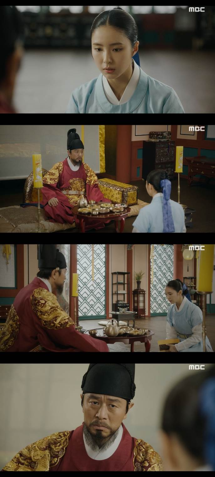 Shin Se-kyung turned the kings mind around.On the 22nd, MBCs drama Rookie Historian Goo Hae-ryung, a timid revenge of Kim Min-Sang, directed at Mrs. Rookie Historian Goo Hae-ryung, began.Rookie Historian Goo Hae-ryung (Shin Se-kyung) was called to the early dawn culprit.Lee Tae suddenly declared that he would give a greeting to Lim (Kim Yeo-jin).Lee Tae called all the family including Lee Lim (Cha Eun-woo) to prepare for the situation, and said that Lee Tae was sorry for the preparation, and said that he would come often in the future.Itae said she would.Lee later declared that he would quit the agency cleanup that he had ordered Lee Jin (Park Ki-woong) and work again.Rookie Historian Goo Hae-ryung had to be dragged by such an itch and timidly harassed.On the break, Rookie Historian Goo Hae-ryung ran to the presbytery and asked why Lee Tae was doing it, and Yang said, There was a fight between the king and the officers while you were in the jade.After a hard work, he came to the courtroom and rested at Rookie Historian Goo Hae-ryung. Min Woo-won approached him and said, It is the name of the servant and the servant who will be tomorrow.I can only help you with this kind of help. Rookie Historian Goo Hae-ryung was pleased to say, Thank you very much.Min Woo-won looked at the hands of Rookie Historian Goo Hae-ryung, who was messed up writing all day, and then Rookie Historian Goo Hae-ryung brought ice water.Min Woo-won held the hand of Rookie Historian Goo Hae-ryung and wrapped it around the cloth directly, saying, I caught the brush too hard.Min Woo-won apologized and said, If you have trouble, you can quit. Rookie Historian Goo Hae-ryung said, It is not because of that.I am confident of winning. He said he would fight the King.Rookie Historian Goo Hae-ryung was up at dawn and adapted to the rushing work.Lee Tae first raised the white flag, and eventually called Rookie Historian Goo Hae-ryung secretly, and said that he would listen to Hope if he erased the written thing.Rookie Historian Goo Hae-ryung said, Do you really listen to anything? And then Kim Chi-guk (Lee Jung-ha) came in with Lee Tae-jis paper in his arms.The school was fearful and confirmed that the officers could go anywhere they wanted in the future.Rookie Historian Goo Hae-ryung has made a majestic return with a grand reception.The former time Rookie Historian Goo Hae-ryung told Itae, I have not heard anything, I have never heard anything, and when I resented, What I saw was the virtue of the King.The good king is afraid of the officer, and the messenger listens to the stories of his servants, and in this case he shows me a good way of trying to solve me by dialogue without trying to push me with power or power.And I will write it down in remorse. So, Your Grace, do not hate your officer. He is not the only one who writes your fault.The cadet is here to tell you of your virtues and good words. The cadet is your people, your servant. Dont stay away from them.This is my only Hope.Lee smiled with a smile, recalling what Rookie Historian Goo Hae-ryung said, Where did that come in?The officers had an Alcoholic drink on a happy day.Irim was caught snooping around the Alcoholic drink spot in search of Rookie Historian Goo Hae-ryung, and was caught in the Alcoholic drink of the officers.The officers who knew that they were in the process of Lee Lim were not able to break down, and Min Woo Won and Rookie Historian Goo Hae-ryung who knew the identity of Lee Lim were noticed.Rookie Historian Goo Hae-ryung secretly drank to keep Irim from getting drunk, who is not drinking well.Lee then caught Rookie Historian Goo Hae-ryung trying to go home and took him to his residence.While Irim was boiling water in the kitchen, Rookie Historian Goo Hae-ryung was sitting in the seat of Irim and playing with I am a great army.Rookie Historian Goo Hae-ryung, lying on the bed, found a sprained paper and looked at it while worrying.The expression of Rookie Historian Goo Hae-ryung hardened after reading the article on the paper.Irim found Rookie Historian Goo Hae-ryung sitting on a rock with a sad expression and approached him saying that he had been burning honey water.Irim saw Rookie Historian Goo Hae-ryungs look and asked what was going on, and knelt down before him.Rookie Historian Goo Hae-ryung began to cry, saying, I want to love you, live long and long, and be my master forever.Lee was surprised, and Rookie Historian Goo Hae-ryung approached and kissed Lee first.The new Rookie Historian Goo Hae-ryung is broadcast every Wednesday and Thursday at 8:55 pm.Photo = MBC Broadcasting Screen