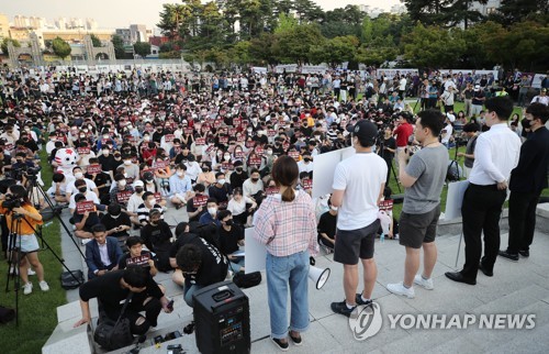 고려대생, 조국 딸 입학과정 진상규명 촉구 (서울=연합뉴스) 임화영 기자 = 23일 오후 서울 성북구 고려대학교 중앙광장에서 학생들이 조국 법무부 장관 후보자 딸의 고려대 입학 과정에 대한 진상규명을 촉구하며 집회를 열고 있다. 2019.8.23 hwayoung7@yna.co.kr