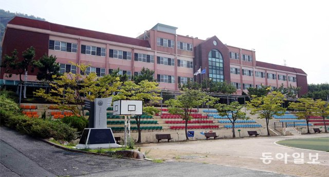 경남 창원시 진해구에 있는 웅동중학교 전경. 창원=박경모 기자 momo@donga.com