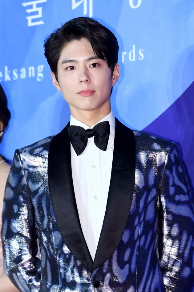 Actor Park Bo-gum is a hot topic, and it is a hot topic that he received interest with Song Hye-kyo at the time of TVN drama Boy friend broadcast.Park Bo-gum has been breathing with Song Hye-kyo as a lover in the TVN drama Man Friend which was broadcast from last year to early this year.At that time, Song Hye-kyo was between Song Joong-ki and his wife, and he received a lot of attention because he was a member of his Agency such as Park Bo-black Song Joong-ki.It is the Age difference that Park Bo-gum and Song Hye-kyo received as much attention as appearing in a drama.Park was born in 1993, Aged 26 this year, and Song Hye-kyo was born in 1980, Aged 39 this year. The two men were very interested in their 12-year-olds.This interest continued every time Boy friend was broadcast. Rather than the contents of the drama, Park Bo-gum Age, Song Hye-kyo Age, Park Bo-gum - Song Hye-kyo Age Difference attracted more attention.Meanwhile, Park decided to appear in the movie Seobok after appearing in the black Boy friend. It is a return to the screen for four years after appearing in Chinatown in 2015.Park Bo-gum, Boy friend After the broadcast, interest in Park Bo-gum, Song Hye-kyo and Age difference?