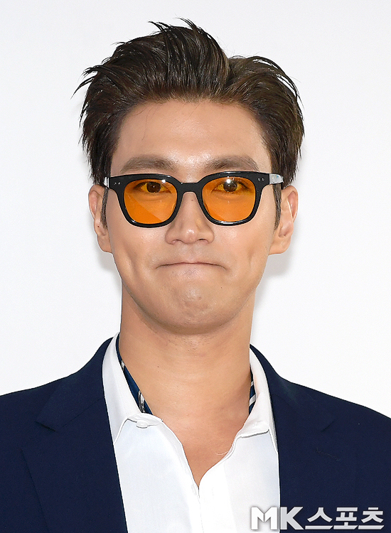 Group Super Junior member Choi Choi Siwon poses at the 2019 K World Festa closing photo wall event held at KSPODOME in Seoul, Songpa-gu, on the afternoon of 24 Days.