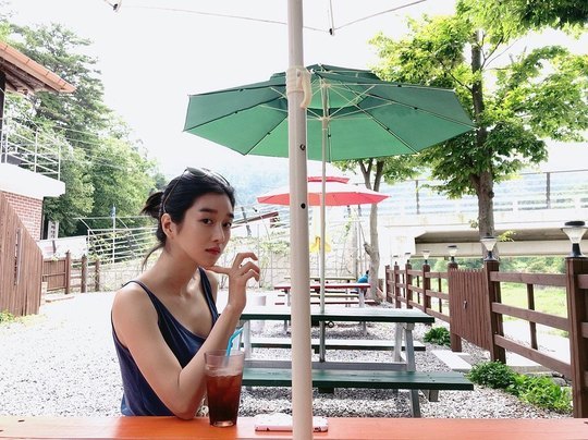 Actor Seo Ye-ji has shared a relaxed current situation.Seo Ye-ji posted several photos on her Instagram account on August 24.In the open photo, Seo Ye-ji is looking at Camera with a chic look, and the perfect side line of the visual end as well as the slender body attracts attention.In addition, Seo Ye-ji is giving a cute hand to ask for Camera, which makes the fans excited.Park So-hee