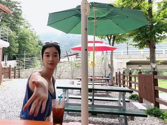 Actor Seo Ye-ji has shared a relaxed current situation.Seo Ye-ji posted several photos on her Instagram account on August 24.In the open photo, Seo Ye-ji is looking at Camera with a chic look, and the perfect side line of the visual end as well as the slender body attracts attention.In addition, Seo Ye-ji is giving a cute hand to ask for Camera, which makes the fans excited.Park So-hee