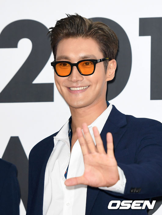 24 Days afternoon The 2019 K World Festa closing ceremony Red Carpet event was held at the Olympic Park in Seoul Bangi-dong. Group Super Junior Choi Choi Siwon has photo time.