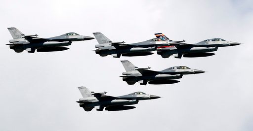 대만 공군 F-16 전투기 편대가 2017년 9월 23일 열린 후아린 공군기지 개방행사에 참가해 시범비행을 실시하고 있다. EPA 연합뉴스