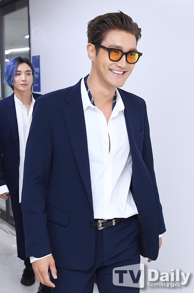 The closing performance of the 2019 Kei World Festa (2019 K-WORLD FESTA) Red Carpet event was held at the KSPO DOME (Gymnastics Stadium) at Olympic Park in Bangi-dong, Songpa-gu, Seoul on the afternoon of the 24th.Super Junior Choi Siwon, who attended the closing performance of 2019 Kei World Festa, is heading for the photo wall.Baek Ji-young Super Junior Enflying April Stray Kids (girls) Nature Girl Park Girl of the Month One Earth Eats Cherry Blett (ITZY) CIX (Cie X) Kisum Ha Sung-woon Beanie (Kwon Hyun-bin) and others captivated the audiences eyes and ears on various stages in the closing performance, which was played by broadcasters Lee Sang-min and Shin A-young as MCs I do.The 2019 Kei World Festa (hosted by the Kei World Festa Organizing Committee) is a Korean Wave festival of all time, where you can enjoy K culture, which is growing day by day with K pop, more colorfully and deeply.As part of this, special performances such as K-OST Concert, K-Soul Concert, Celeb TV Live Show, and Musical Super Concert were also held, including the 2019 Soribada Best Kei Music Awards, which will be held in the second half of this year.Especially, it attracted foreigners who visited Korea to love and enjoy K-pop as well as domestic fans, and showed participatory festival which is different from existing festival.Keiworld Festa closing performance Red Carpet