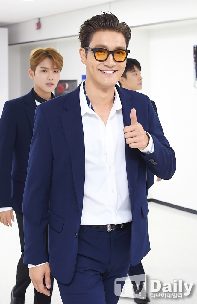 The closing performance of the 2019 Kei World Festa (2019 K-WORLD FESTA) Red Carpet event was held at the KSPO DOME (Gymnastics Stadium) at Olympic Park in Bangi-dong, Songpa-gu, Seoul on the afternoon of the 24th.Super Junior Choi Siwon, who attended the closing performance of 2019 Kei World Festa, is heading for the photo wall.Baek Ji-young Super Junior Enflying April Stray Kids (girls) Nature Girl Park Girl of the Month One Earth Eats Cherry Blett (ITZY) CIX (Cie X) Kisum Ha Sung-woon Beanie (Kwon Hyun-bin) and others captivated the audiences eyes and ears on various stages in the closing performance, which was played by broadcasters Lee Sang-min and Shin A-young as MCs I do.The 2019 Kei World Festa (hosted by the Kei World Festa Organizing Committee) is a Korean Wave festival of all time, where you can enjoy K culture, which is growing day by day with K pop, more colorfully and deeply.As part of this, special performances such as K-OST Concert, K-Soul Concert, Celeb TV Live Show, and Musical Super Concert were also held, including the 2019 Soribada Best Kei Music Awards, which will be held in the second half of this year.Especially, it attracted foreigners who visited Korea to love and enjoy K-pop as well as domestic fans, and showed participatory festival which is different from existing festival.Keiworld Festa closing performance Red Carpet