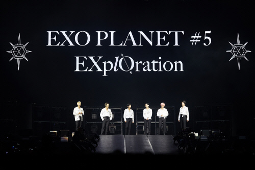 The K-POP King EXO (EXO) successfully completed the Manila Concert.EXOs fifth solo concert EXO PLANET #5 - EXpLOration - in MANILA (EXO Planet #5 - Exploration - In Manila) was held at the Philippines Manila Mall of Asia Arena from August 23-24, and the high quality performance of EXOs colorful music, performance and charm was performed. I went crazy.Especially, this concert is EXOs Manila solo concert held in about a year and four months, so the original scheduled performance was sold out at the same time as the ticket opening with the enthusiastic response of local fans.In addition, the audience filled the audience with the colorful Philippines flag, yellow, white, blue, and red, dressed in dress codes, rocked LED cheering poles and enjoyed the performance enthusiastically, as well as a slogan event featuring the phrase IN THE NAME OF Love, EXO (in the name of love, EXO), EXO Mahalkita (exO I love you). It added to the warmth.On the other hand, EXO will hold EXO PLANET # 5 - EXplORation - in SINGAPORE at Singapore Indoor Stadium on September 15th.