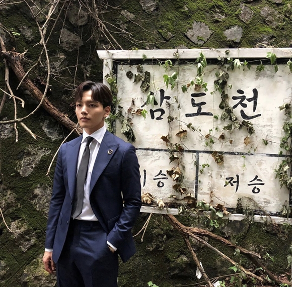Actor Yeo Jin-goo takes Celebratory photo in front of the bottom roadhas released the book.On the 24th, Yeo Jin-goo posted a picture on his SNS with a hashtag called # Guchanseong # Jang Man-wol # Hotel Del one day.Yeo Jin-goo in the photo stands in front of Samdocheon, the road between Lee Seung and the underworld, with Guchanseong makeup.If you are a viewer who watched the Hotel Deluna broadcast on the day, it is clear that the person who acted in the photo by Yeo Jin-goo will be curious whether it is a good name or a high name.On the other hand, TVN Drama Hotel Deluna starring Yeo Jin-goo is broadcast every Saturday and Sunday at 9:10 pm.Photo: Yeo Jin-goo personal SNS