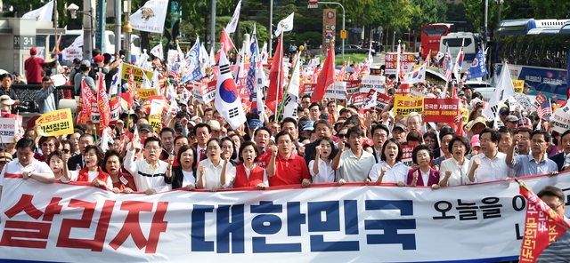 한국당 '보수통합' 군불때기..안철수에 또 '손짓'