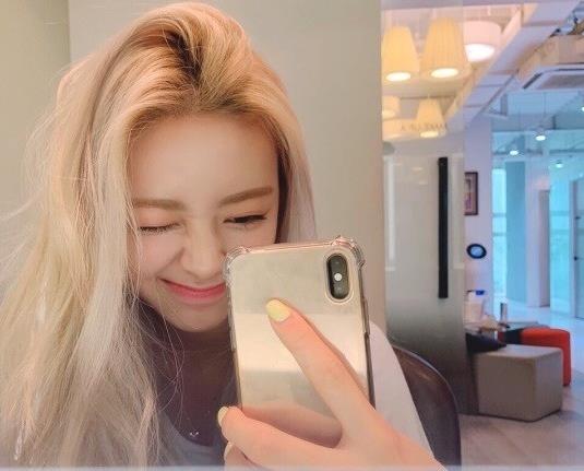 Yuna of popular girl group ITZY showed off the merit of Wink Fairy.Yuna showed a cute look in the Mirror Selfie photo posted on the teams official SNS on the 25th with an article, It was a stage that was so fun, I will not forget it.ITZY swept various song charts with ICY.