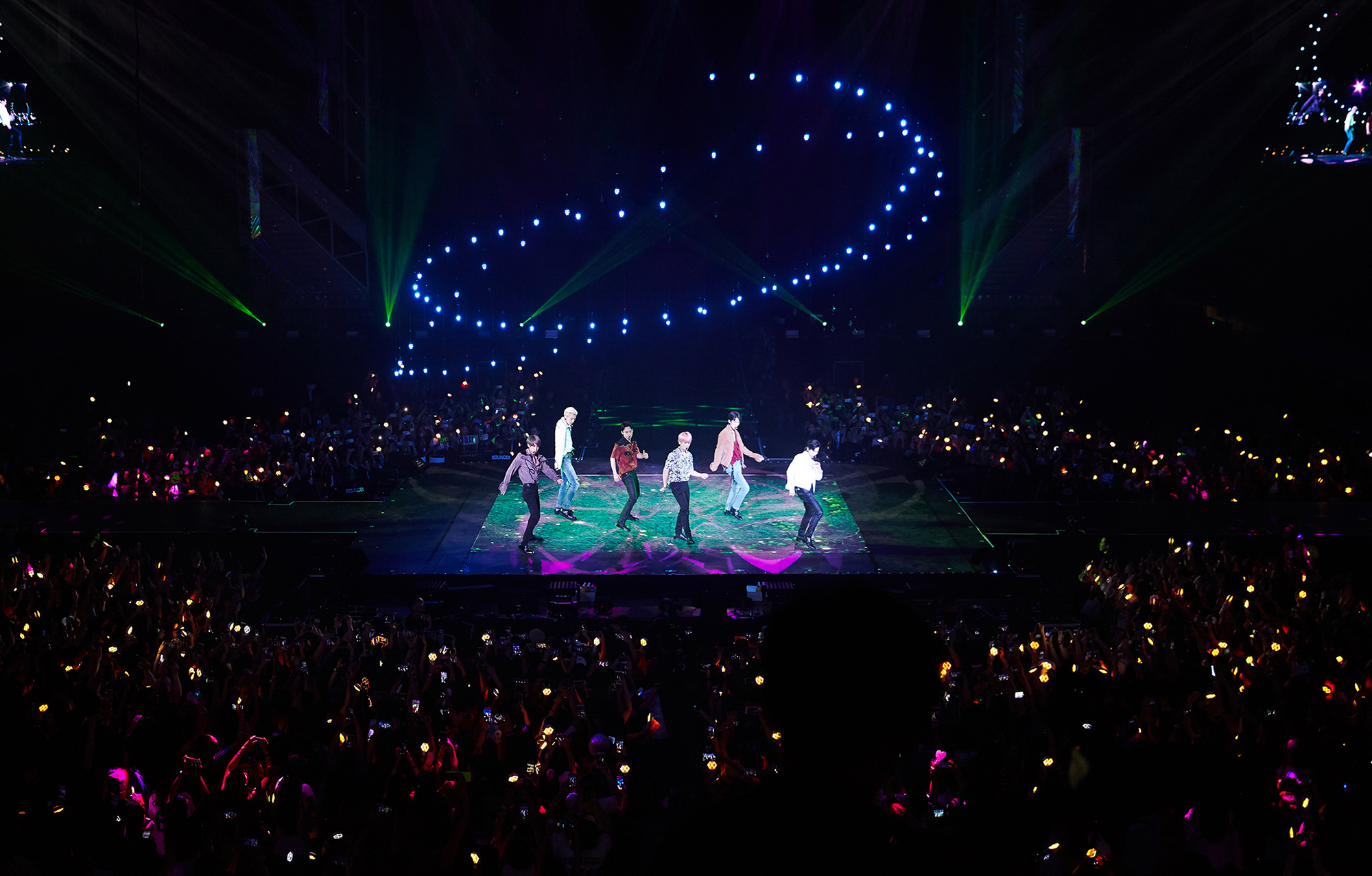 EXO, Philippines exclusive Concert for the situation.. local audience hot cheers <p>EXO(EXO, SM Entertainment and affiliation)in Manila Concert to help successfully finished.</p><p>EXO fifth solo Concert ‘EXO PLANET #5 - EXplOration - in MANILA’(EXO Planet #5 - Explorer collection - Internet Manila)in the last 8 23~24, Philippines Manila Mall of Asia Arena in unfolded, and EXOs colorful music and performance, engaging with high-quality performances as the audience was enthusiastic. Especially, this Concert is approximately 1 year and 4 months in the open EXOs Manila solo Concert as much as it is, the first scheduled for 1 gig local fanss heated response with a ticket Open at the same time sold records, 1 times to add a total of 2 circuits spread EXOs high popularity once again confirmed the application had. ‘Tempo’to this performance of because EXO is ‘growl’, ‘addiction’, ‘CALL ME BABY’, ‘Monster’, including the mega-hit song from ‘Love Shot’, ‘touch the moment’, ‘Gravity’, ‘after the storm’, ‘Damage’, such as the regular 5 home and repackage album tracklist stage, each with a different personality filled solo and unit stage up to a total of 23 songs to explosive Cheers was obtained. Also the seats filled with the audience is a Philippines national flag colors of yellow, red, blue, white 4 kinds of color dress code by wearing tailored LED cheer Bong-waving performances enthusiastically enjoyed, Of course, ‘IN THE NAME OF Love, EXO’(in the name of love, EXO), ‘EXO Mahal kita’(EXO love)the phrase contains the slogan, the event also featured the heart-warming, including more. Philippines Concert for the Holy One EXO on who they “increased the best performances that EXO”, “too much Language”, “want to see EXO ㅠㅠㅠ” such reactions are showing. Meanwhile, EXO 9 15 Singapore Indore Stadium in ‘EXO PLANET #5 - EXplOration - in SINGAPORE’to hold.</p><p>iMBC Baek | photo provided by SM</p>