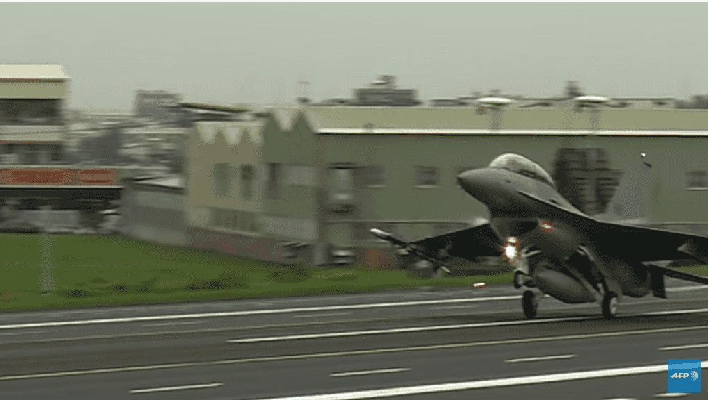 대만 F-16V 개조기가 지난 5월 한광 훈련 중 고속도로 긴급 이착륙 훈련을 위해 착륙하고 있다. [AFP 유튜브 계정 캡처]