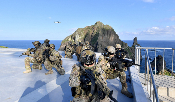 25æ¥ãç¬å³¶ãã¯ããã¨ããè¿é£ã®æµ·åã§è¡ãããæ±æµ·å°åå®è­·è¨ç·´ã§æµ·è»ç¹å¸å¤ï¼UDTï¼ãæµ·ä¸æ©åããªï¼UH-60ï¼ãç¨ãã¦ãç¬å³¶ã«ä¸é¸ããå¾ãæåã®å¢çããã¦ããã è»ã¯ãã®æ¥ååãããããã¾ã§åéããã¦ããä»å¹´ã®ç¬å³¶é²è¡è¨ç·´ã«é»æçªå¥ããã ç¹ã«åãã¦ã¤ã¼ã¸ã¹è¦ã§ããä¸å®å¤§çè¦ï¼7600tç´ï¼ãå«ãã¦ãæµ·è»ç¬¬7æ©åæ¦å£é»åã¨é¸è»ç¹æ¦å¸ä»¤é¨ãåå ããã [åçæä¾=æµ·è»]