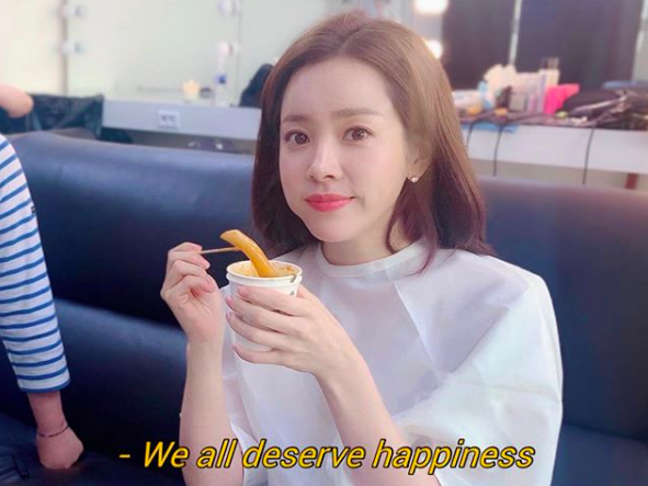 Actor Han Ji-min has released a certified shot of eating Tteok-bokki.Han Ji-min posted a picture on his SNS on the 25th, saying, I ate Hot dog and eating Tteok-bokki in a paper cup.In the photo, Han Ji-min is attracting attention because he is showing off his Goddess beauty while eating Tteok-bokki.Meanwhile, Han Ji-min participated in the recently released movie Kim Bok-dong as a narration.han ji-min SNS