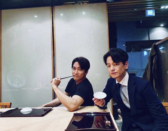 Song Seung-heon has been promoting the TVN The Big Lebowski Show ahead of the first broadcast.Song Seung-heon told his Instagram on the 25th, The Big Lebowski + Kang Jun-ho ... The two confrontations!Check it out tomorrow!  #Great show # tvn #Lim Ju-hwan #Song Seung-heon # songsungheon and posted a picture.In the photo, Song Seung-heon sits at the table alongside Lim Ju-hwan, who is breathing together at The Big Lebowski Show.It seems to have been taken while waiting for a meal, but the fashion that can not cover the superiority of the two comes out.Song Seung-heon took on the role of the main character The Big Lebowski and tried to transform into a comic acting.The Big Lebowski is a political newcomer who dreams of implementing a justice society with a beautiful appearance that cleans the eyes of the people free of charge, a speech like liquidation, and a quick brain rotation, but one day, a 18-year-old girl who claims to be her daughter and three brothers and sisters who are not a blood drop come to her political life.Lim Ju-hwan plays Kang Jun-ho, a law firm lawyer with unvillible perfection.Kang Jun-ho is a man of the current affairs review system with all three beats, including visuals that seem to have just popped out of the picture, gentrification that looks like the Kingsman, and excellent speech.It has the charm of a masculine who falls into a black hole regardless of gender, and it is the greatest difficulty of life for The Big Lebowski.I tried a lot visually, but I became a squid next to Song Seung-heon, said Lim Ju-hwan at an earlier production presentation.I can not even read the synopsis of The Big Lebowski Show because I am appearing in other dramas.Song Seung-heon said he would do it in one of his colleges. He was a senior in high school.I am so happy, he said, showing off his full affection for Song Seung-heon.SNS