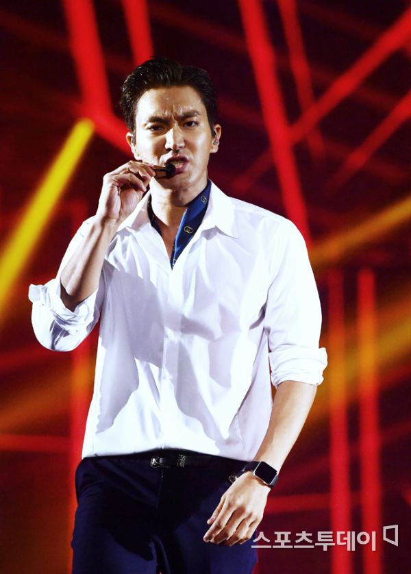 The closing performance of the 2019 Kei World Festa (2019 K-WORLD FESTA) was held at the KSPO DOME (Gymnastics Stadium) at Olympic Park in Bangi-dong, Songpa-gu, Seoul, on the afternoon of the 24th.The group Super Junior Choi Choi Siwon, who was in the closing performance of 2019 Kei World Festa on the day, is performing a spectacular stage.Baek Ji-young Super Junior Enflying April Stray Kids (Women) Nature Girl Park Girl of the Month One Earths Cherry Blett (ITZY) CIX (Ci-X) Kisum Ha Sung-woon Beanie (Kwon Hyun-bin) will be in various stages for the closing performance, which is played by broadcaster Lee Sang-min and Shin A-young as MCs. It captures the ears and ears.The 2019 Kei World Festa (hosted by the Kei World Festa Organizing Committee) is a Korean Wave festival of all time, where you can enjoy K culture, which is growing day by day with K pop, more colorfully and deeply.As part of this, special performances such as K-OST Concert, K-Soul Concert, Celeb TV Live Show, and Musical Super Concert were also held, including the 2019 Soribada Best Kei Music Awards, which will be held in the second half of this year.In particular, it attracted foreigners who visited Korea to love and enjoy K-pop as well as domestic fans, and presented Participatory Festival which is different from existing festivals.