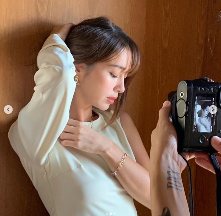 Actor Lee Min-jeong boasted of goddess beauty.Lee Min-jung posted several photos on his SNS on the 25th.Lee Min-jung is appearing on MBC Everlys entertainment program Barber of Seville.