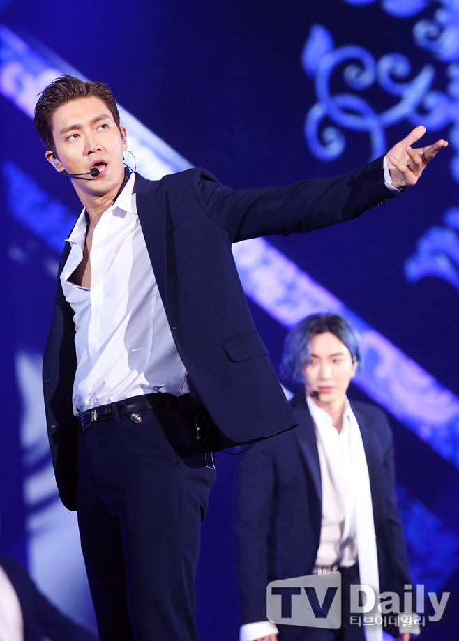 The closing performance of the 2019 Kei World Festa (2019 K-WORLD FESTA) was held at the KSPO DOME (Gymnastics Stadium) at Olympic Park in Bangi-dong, Songpa-gu, Seoul, on the afternoon of the 24th.Super Junior Choi Choi Siwon, who attended the closing performance of 2019 Kei World Festa on this day, is showing a wonderful stage.Baek Ji-young Super Junior Enflying April Stray Kids (Women) Nature Girl Park Girl of the Month One Earths Cherry Blett (ITZY) CIX (Ci-X) Kisum Ha Sung-woon Beanie (Kwon Hyun-bin) will be in various stages for the closing performance, which is played by broadcaster Lee Sang-min and Shin A-young as MCs. I caught my ears and ears.The 2019 Kei World Festa (hosted by the Kei World Festa Organizing Committee) is a Korean Wave festival of all time, where you can enjoy K culture, which is growing day by day with K pop, more colorfully and deeply.As part of this, special performances such as K-OST Concert, K-Soul Concert, Celeb TV Live Show, and Musical Super Concert were also held, including the 2019 Soribada Best Kei Music Awards, which will be held in the second half of this year.Especially, it attracted foreigners who visited Korea to love and enjoy K-pop as well as domestic fans, and showed participatory festival which is different from existing festival.Keiworld Festa closing performance