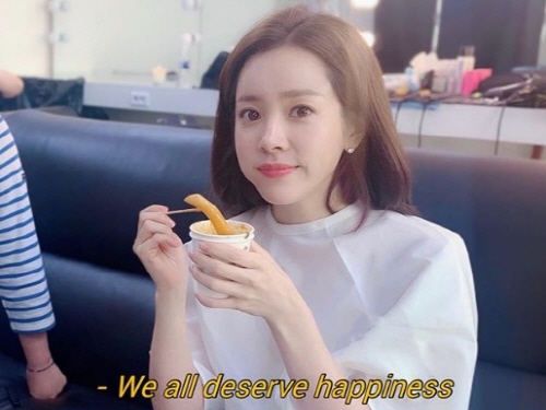 Actor Han Ji-min flaunts lovely Beautiful looksHan Ji-min posted a photo on Instagram on Saturday with an article entitled I ate a hot dog, too.Han Ji-min looks at the camera, eating a Tteok-bokki in a paper cup, boasting a clean look with big eyes and a blemish-free skin.Han Ji-min recently read a letter to my beloved mother, who was a comfort woman, at a ceremony for the comfort women victims memorial day.Photo: Han Ji-min Instagram