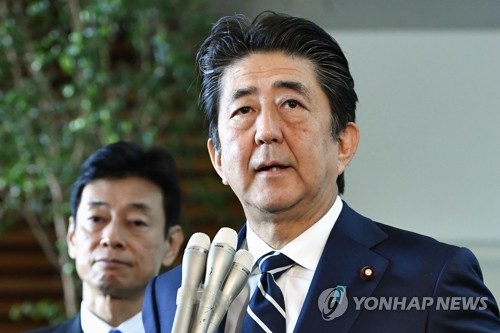 취재진 질문에 답하는 일본 아베 총리 (도쿄 AP=연합뉴스) 아베 신조(安倍晋三) 일본 총리가 23일 도쿄 관저에서 취재진의 질문에 답하고 있다. bulls@yna.co.kr