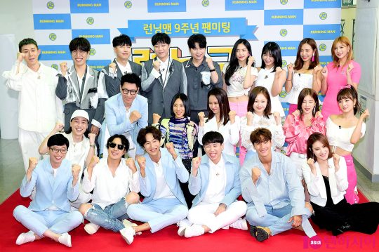 All cast members including Running Man Collabo Artist attended the T-Shirt event, a nine-week anniversary fan meeting, at the Ewha Womans University Auditorium in Daehyun-dong, Seoul, on the afternoon of the 26th.