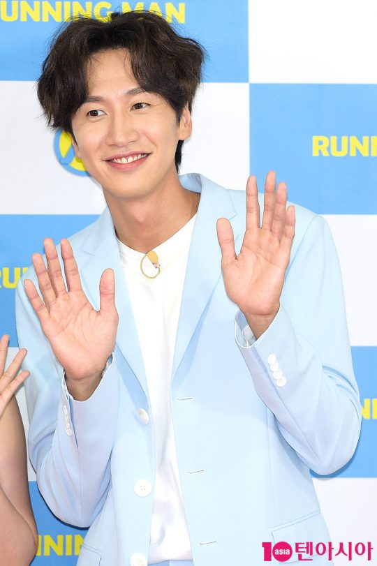 Actor Lee Kwang-soo attended the Running District event, a fan meeting commemorating the 9th week of SBS Running Man held at the Ewha Womens University Auditorium in Daehyun-dong, Seoul, on the afternoon of the 26th.