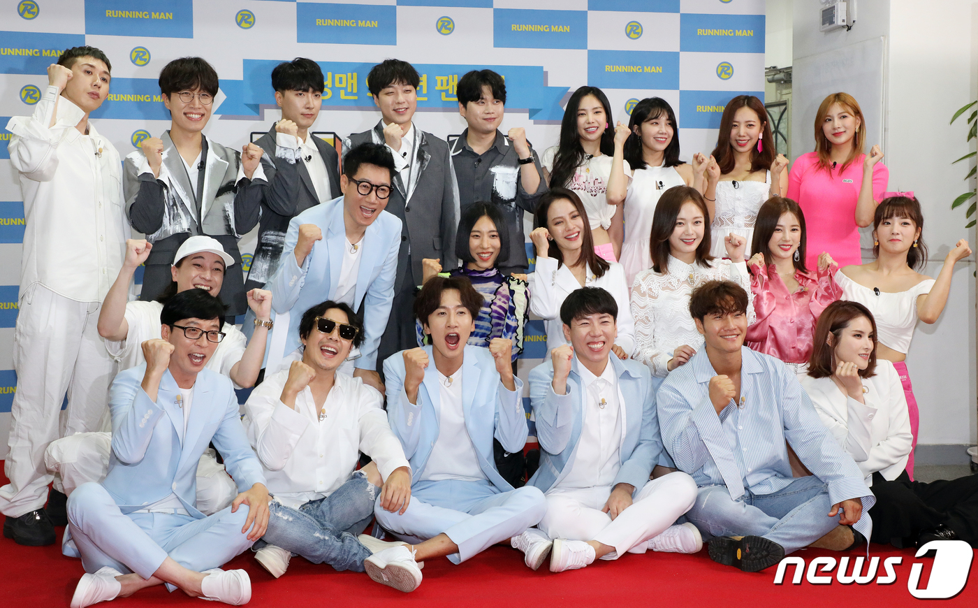 Seoul=) = Running Man cast members shout fights with collaborators at the SBS Running Man 9th Anniversary Fan Meeting Running District at Seoul Seodaemun-GU Ewha Womens University on the afternoon of the 26th.August 26, 2019