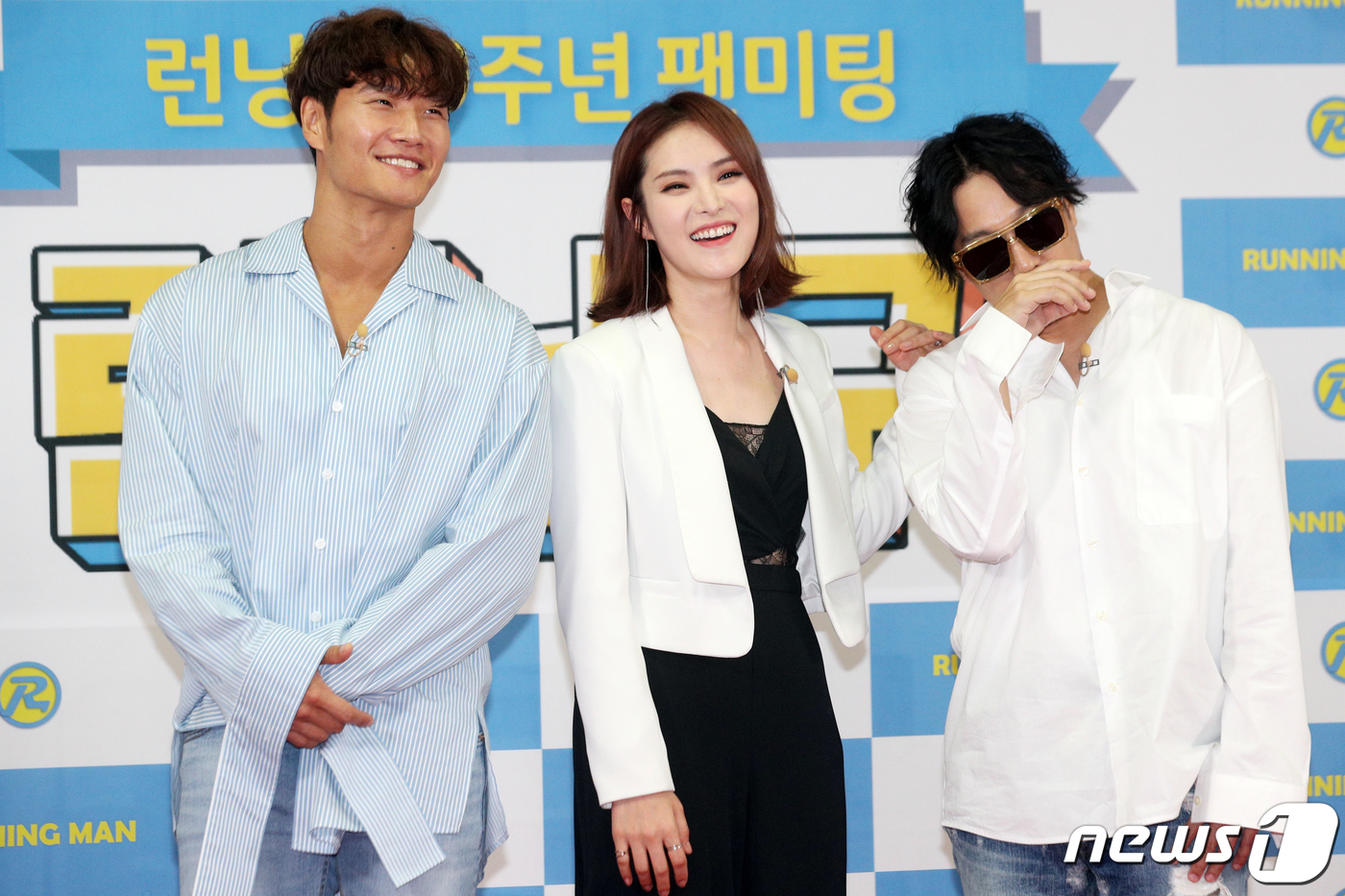 Seoul=) = Kim Jong-guk, Haha and Spider pose at the SBS Running Man Nine-year anniversary memorial fan meeting Running District held at Ewha Womans University in Seodaemun-gu, Seoul on the afternoon of the 26th.August 26, 2019