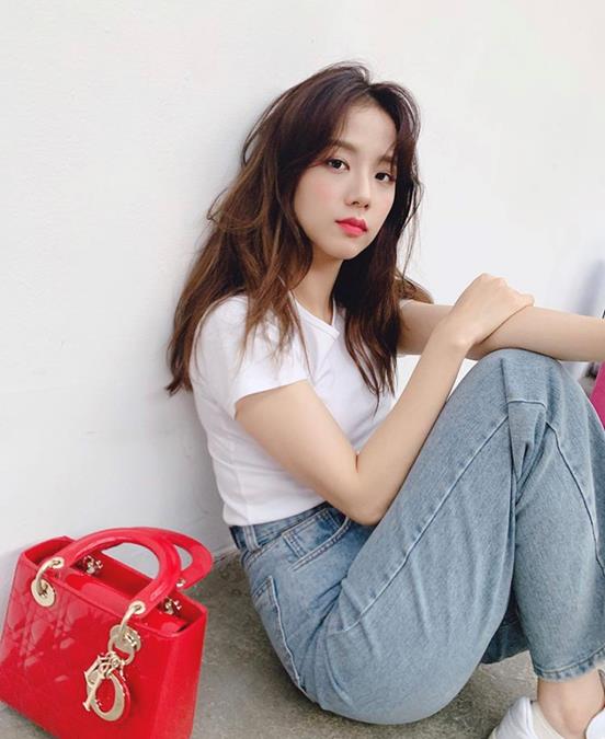 BLACKPINK JiSoo showed off her innocent charm.On the 25th, JiSoo posted a picture on his SNS with the word RED.In the photo, JiSoo is wearing a white short-sleeved T-shirt and jeans, and he has finished his style as if he had decorated a point with a red bag.JiSoo in the photo has a pure charm.On the other hand, the group BLACKPINK, which JiSoo belongs to, was noted for its title song Kill This Love in April.