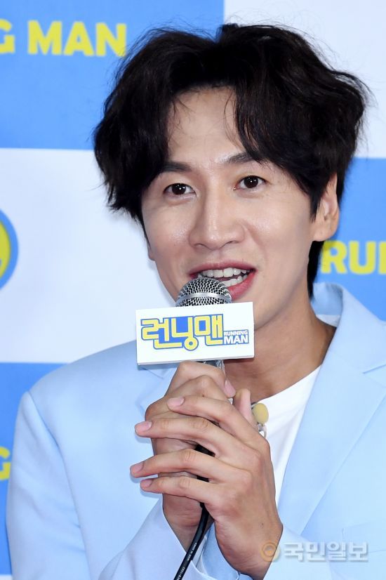 Lee Kwang-soo is attending the Running Man Nine-year anniversary fan meeting T-Shirt photo wall event held at Ewha Womans University Auditorium in Seodaemun-gu, Seoul City on the afternoon of the 26th.