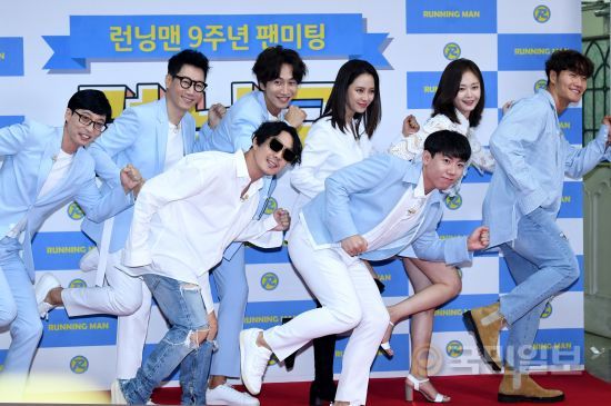 Running Man cast members pose at the Running Man Nine-year anniversary fan meeting T-Shirt photo wall event held at Ewha Womans University Auditorium in Seodaemun-gu, Seoul City on the afternoon of the 26th.