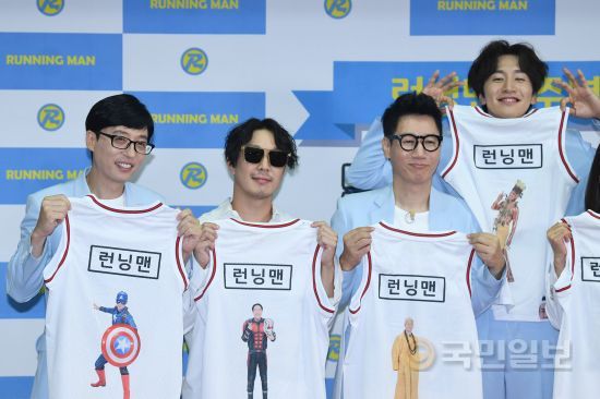 Running Man cast members pose at the Running Man Nine-year anniversary fan meeting T-Shirt photo wall event held at Ewha Womans University Auditorium in Seodaemun-gu, Seoul City on the afternoon of the 26th.