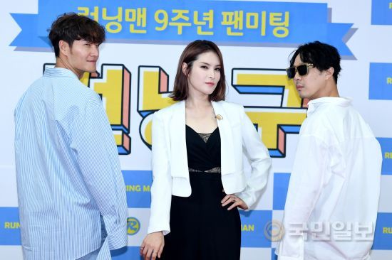 Kim Jong-kook, Spider and Haha pose at the Running Man Nine-year anniversary fan meeting Running District photo wall event held at the Auditorium of Ewha Womans University in Seodaemun-gu, Seoul on the afternoon of the 26th.