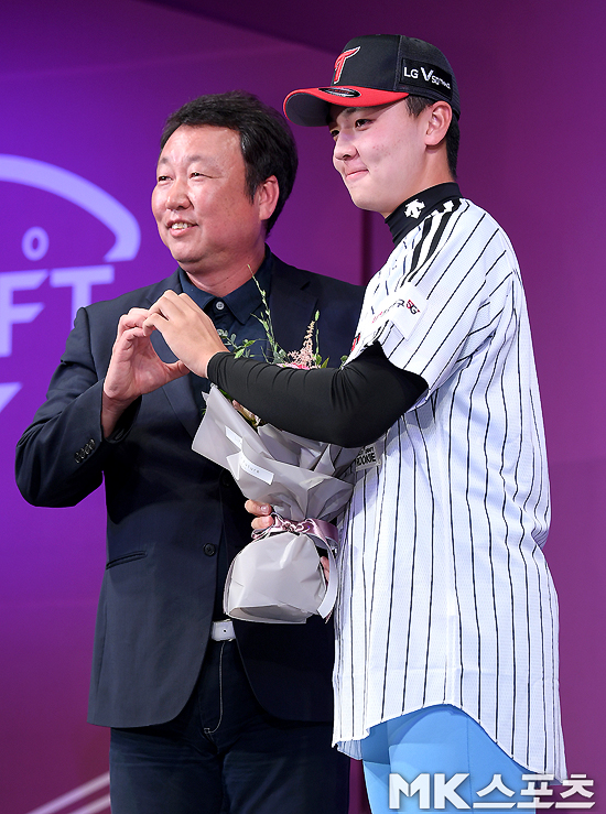 The second draft of the 2020 KBO rookie was held at the Westin Chosun Hotel in Sogong-dong, Jung-gu, Seoul on the afternoon of the 26th.Lee Min-ho, the first nominee for the LG Twins, is drawing a heart with Cha Myeong-seok.