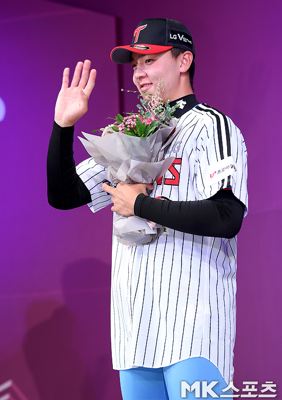 The first-order name of the LG Twins was Pitcher Lee Min-ho, 18, who named Ko Woo Seok as a role model.Lee Min-ho attended the 2020 KBO New Draft held at the Grand Ballroom of Westin Chosun Hotel in Sogong-dong, Seoul on the 26th.Lee Min-ho said in his testimony, I am grateful to the LG Twins who have picked me up, and I am very short, but I will work hard and show good looks next year.Lee Min-ho replied, Ko Woo Seok when asked, A player you want to resemble most in the team?Ko Woo Seok senior responded that he wants to look like the batter whoever is on the mound, throwing the ball confidently.Lee Min-ho also said that HelpHeroes Lee Jung-hooo is the most wanted hitter.Lee Jung-hoooo is the best hitter in the KBO league and a senior at school, he said.