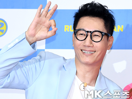 Broadcaster Ji Suk-jin poses at the photo-wall event of SBS entertainment Running Man Nine-year anniversary at Ewha Womans University Auditorium in Seodaemun-gu, Seoul on the 26th.