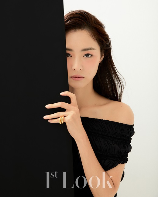 Actor Lee Yeon-hee boasted a colorful charm.magazine First ImpressionsOn the 26th, Lee Yeon-hees picture was released.In this picture, which was conducted with the black and white concept, Lee Yeon-hee beautifully digested various beauty concepts from skin care with skins shine to red lip, transparent Skins expression and intense eye makeup.Lee Yeon-hee, in the white concept, showed off her pure and innocent appearance, and she showed off her professional appearance by introducing a natural pose.Lee Yeon-hee also has an alluring charm through the black concept, and Lee Yeon-hees unique beauty catches the eye.Meanwhile, Lee Yeon-hee will appear in MBCs new drama The Game: To 0:00, which is scheduled to be broadcast in 2020.