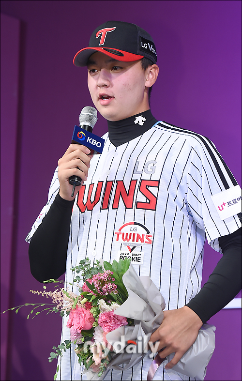 Lee Min-ho, a member of the Wheemungo, is wearing a LG Twins uniform at the 2020 KBO New Draft event held at the Westin Chosun Hotel in Seoul on the afternoon of the 26th.The 2020 KBO New Draft will be held from the first round to the 10th round. The order of nomination will be NC - KT - LG - Lotte - Samsung - KIA - Kiwoom - Hanhwa - Doosan - SK in the order of the team ranking in 2018.