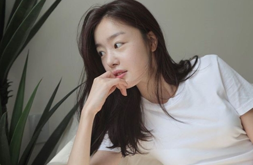 Singer and actor Han Sun-hwa has released a pictorial routine.Han Sun-hwa posted a photo on his Instagram on Wednesday afternoon.Han Sun-hwa in the public photo is staring at the side. Han Sun-hwa boasts Skins, which is white and flawless even in the face.In addition, it has a gentle but innocent charm, capturing the Sight.Meanwhile, Han Sun-hwa appeared on the cable channel OCN drama Save me 2 which last June.