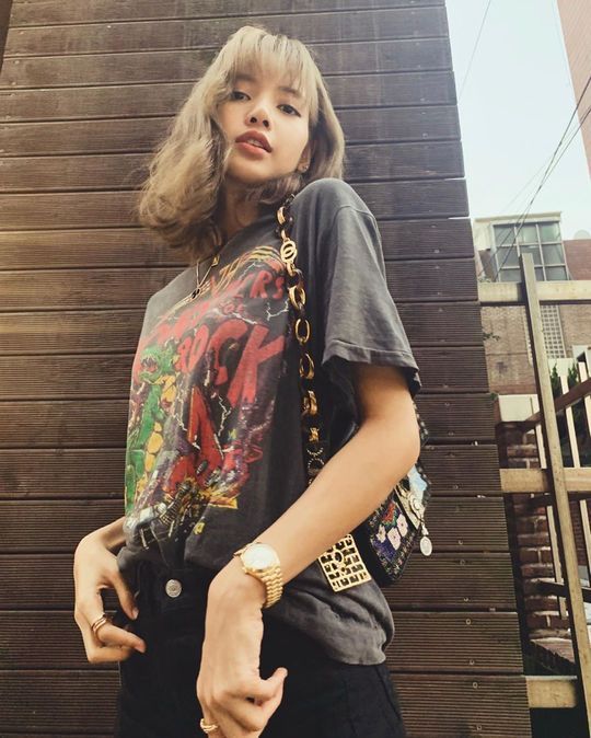 BLACKPINK Lisa flaunts Model ForceLisa posted two photos on her Instagram on August 25.Lisa, in the photo, is dressed casually in a T-shirt, matching hot pants, and looking down at the camera in a comfortable everyday fashion, she is giving a model-like force.emigration site