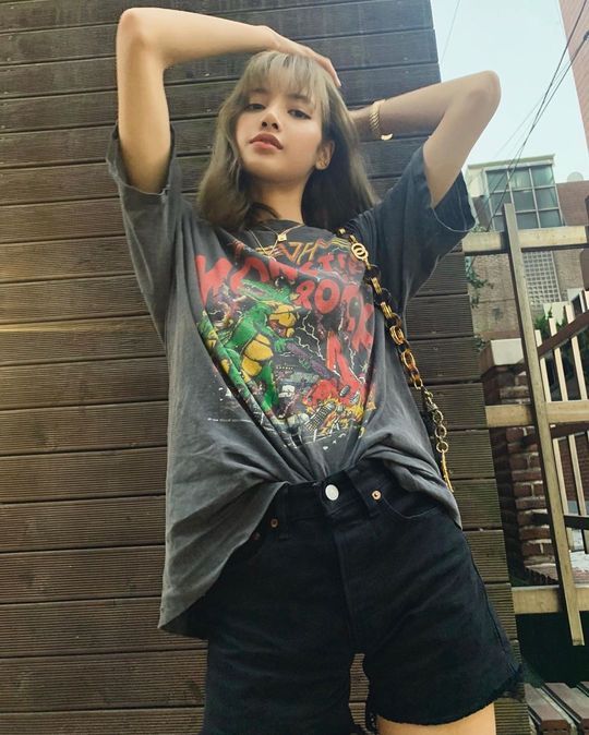 BLACKPINK Lisa flaunts Model ForceLisa posted two photos on her Instagram on August 25.Lisa, in the photo, is dressed casually in a T-shirt, matching hot pants, and looking down at the camera in a comfortable everyday fashion, she is giving a model-like force.emigration site