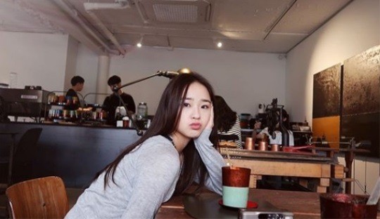Former rhythmic gymnast Son Yeon-jae flaunts goddess Beautiful lookOn August 25, Son Yeon-jae posted several photos on his Instagram.Son Yeon-jae in the public photo is sitting in a cafe and posing for the camera.Son Yeon-jae, who created a clean atmosphere with long straight hair, showed off her more watery beautiful looks.Lee Ha-na