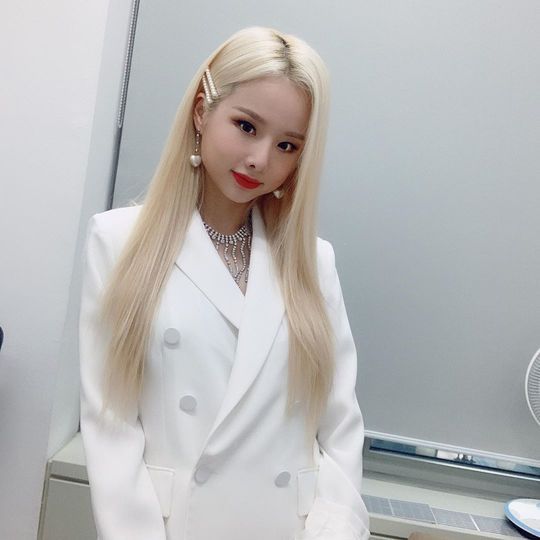 EXID Solji showed off her pure white beautiful looks through her Instagram on August 26.In the photo, Solji showed a fascinating visual wearing a blonde and white suit.useful stock