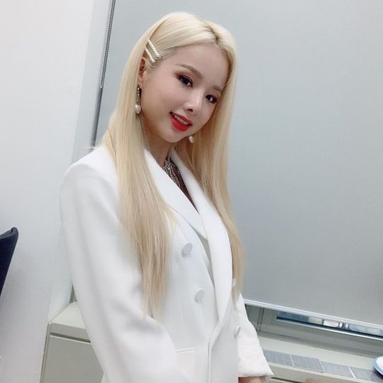 EXID Solji showed off her pure white beautiful looks through her Instagram on August 26.In the photo, Solji showed a fascinating visual wearing a blonde and white suit.useful stock