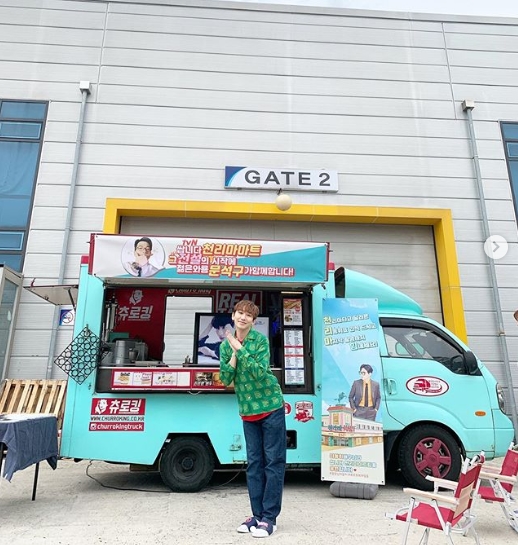 Actor Yi Dong-hwi Gifted a Snack Car for Kim Ho YoungKim Ho Young posted a snack car certification shot received by Yi Dong-hwi on his personal Instagram account on August 24.The public snack car contains the phrase Lets have a snack with Yi Dong-hwi, who ran for the chullimat, and try to take the last shot. The young man and the dragon Mun Seok-gu are together at the beginning of the legend.Kim Ho Young said, Ill drink well, Yi Dong-hwi.Park Su-in