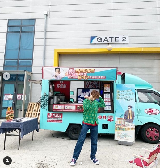 Actor Yi Dong-hwi Gifted a Snack Car for Kim Ho YoungKim Ho Young posted a snack car certification shot received by Yi Dong-hwi on his personal Instagram account on August 24.The public snack car contains the phrase Lets have a snack with Yi Dong-hwi, who ran for the chullimat, and try to take the last shot. The young man and the dragon Mun Seok-gu are together at the beginning of the legend.Kim Ho Young said, Ill drink well, Yi Dong-hwi.Park Su-in