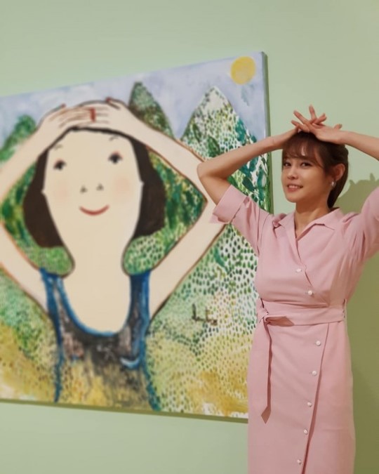 On August 26, Ahn Hyun-mo wrote in his instagram, # Eva Almerson # HOME # Cheonan exhibition ended today and finished the four-month long journey.I hope you have seen the work with your eyes, heard the audio guide with your ears, and felt happiness in your heart. I will meet you in Daegu soon! In the photo, Ahn Hyon-mo poses the same as the figure in the picture and looks at the camera. Ahn Hyon-mos brilliant beauty attracts attention.Lee Ha-na